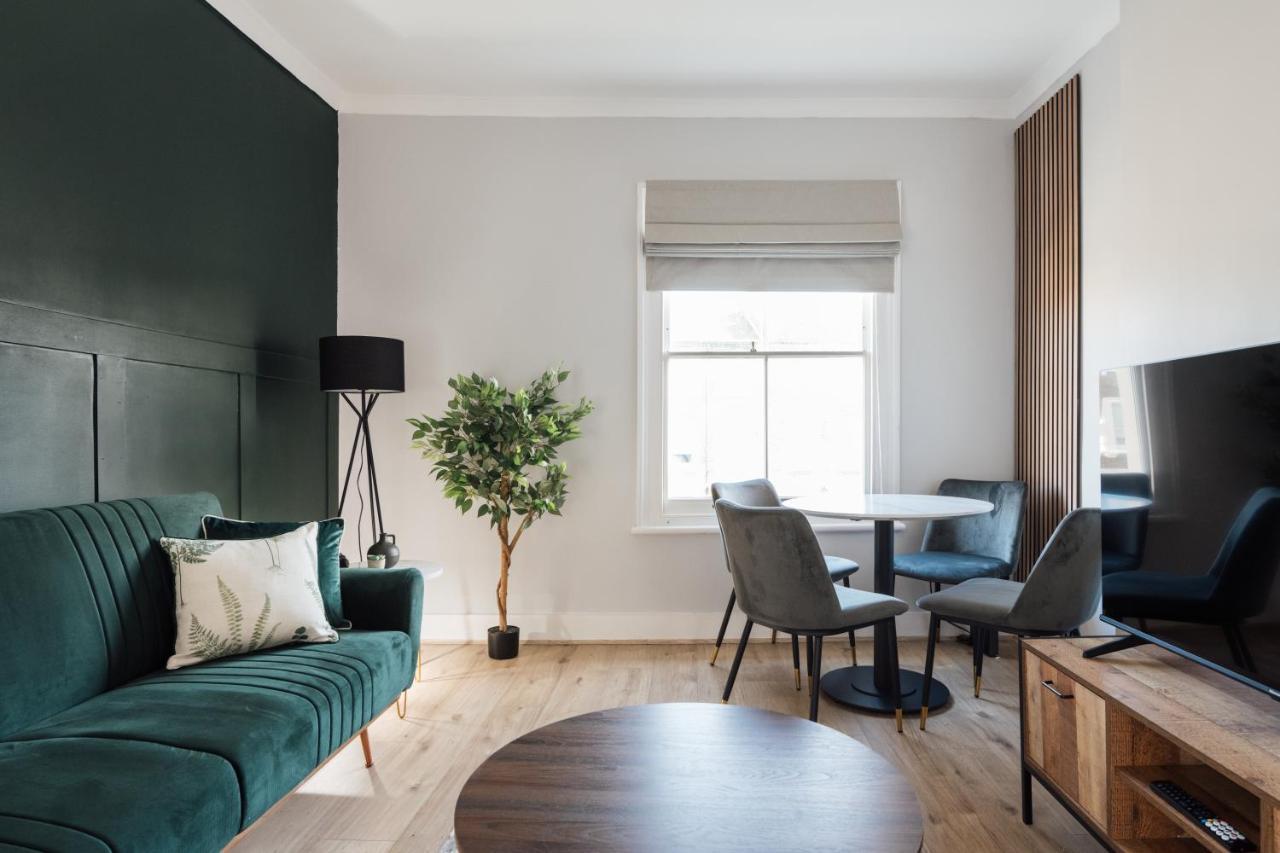 Stunning & Stylish 2 Bed Flat In West