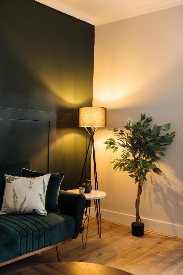 Stunning & Stylish 2 Bed Flat In West * London