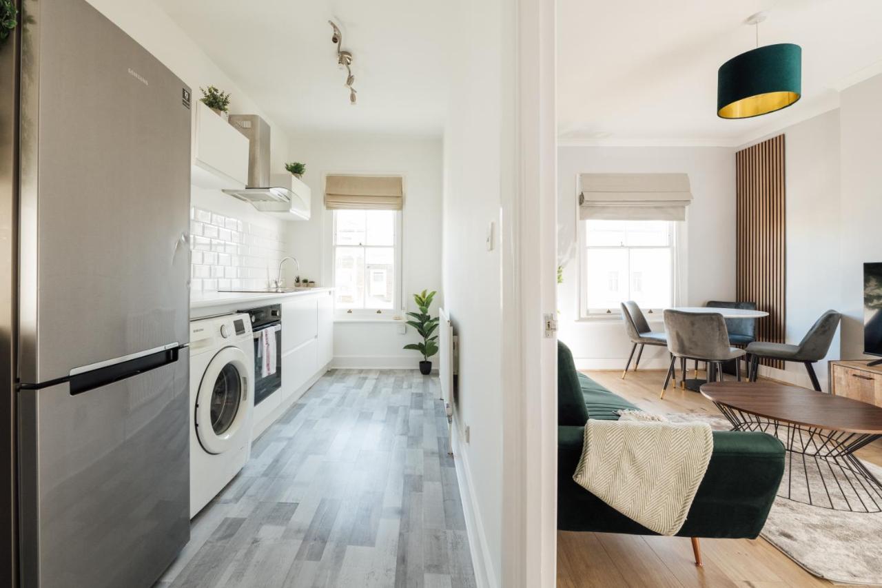 Stunning & Stylish 2 Bed Flat In West