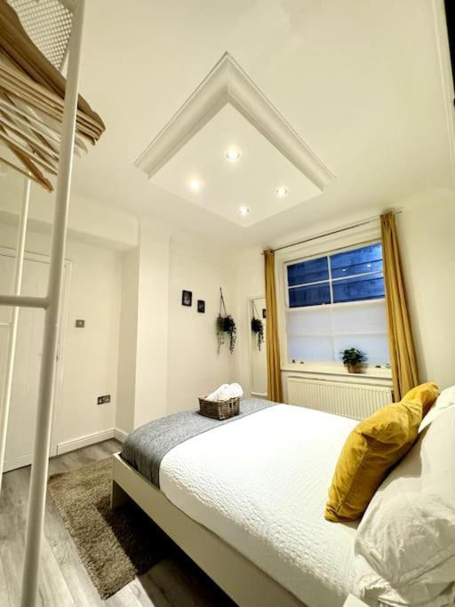 Centrally-located Gem In Marble Arch,