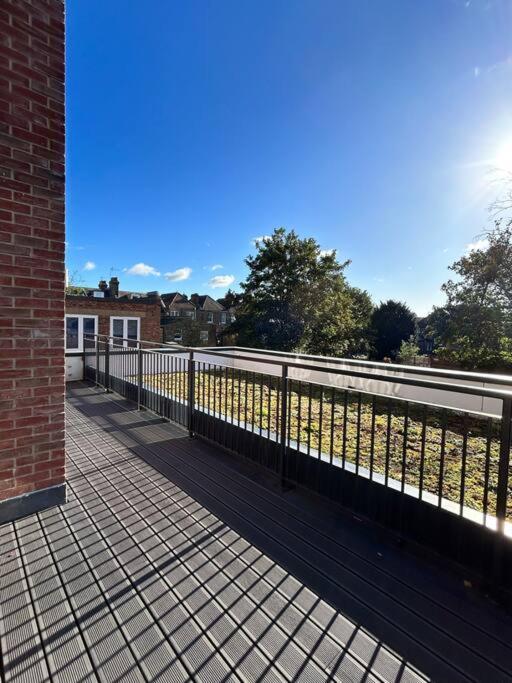 Spacious 2br With Terrance Apartment London
