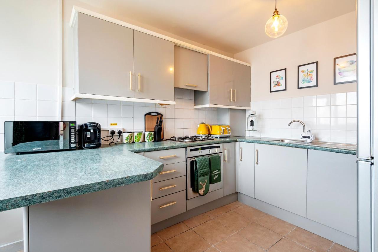 Lovely 4 Bedroom Flat In Wandsworth- Londres