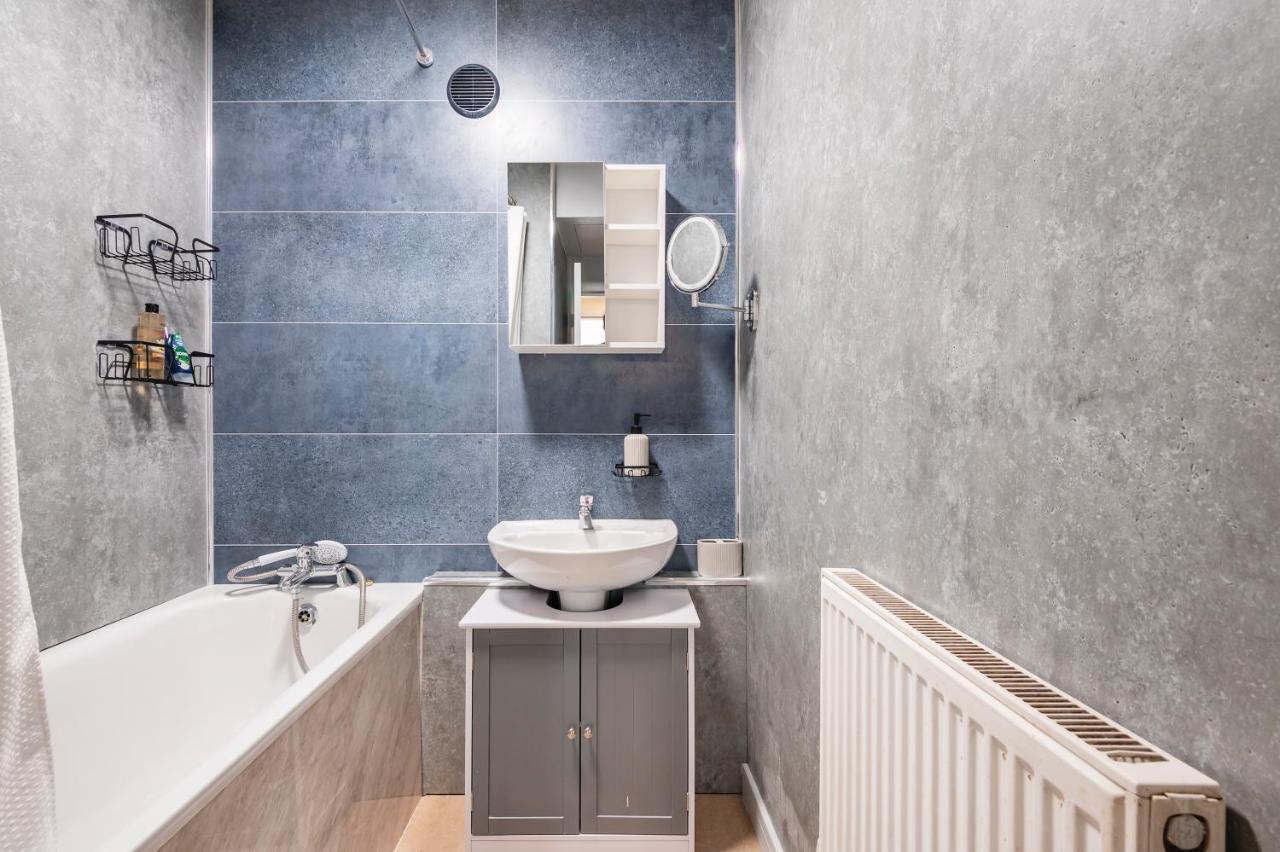 Lovely 4 Bedroom Flat In Wandsworth- *
