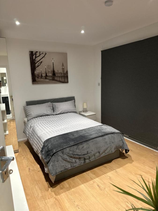Pensión Self-contained En-suite Very Close To Wembley Stadium Londres
