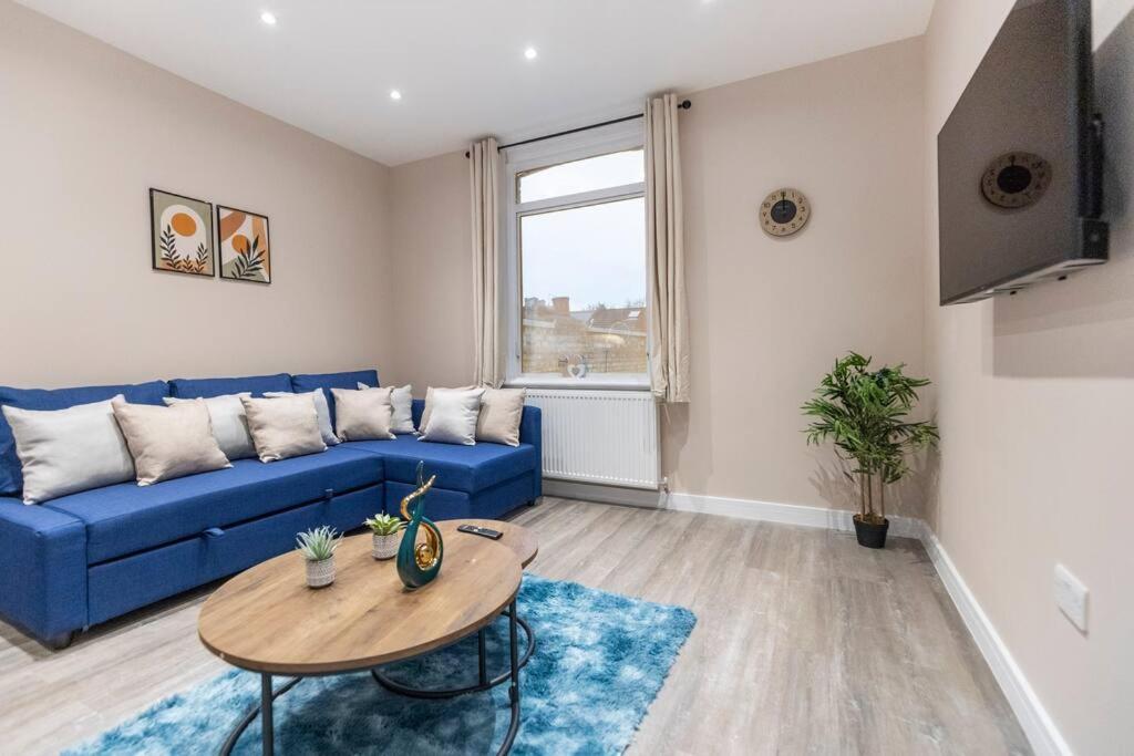Convenient Spacious House Next Seven Sisters Station Londres