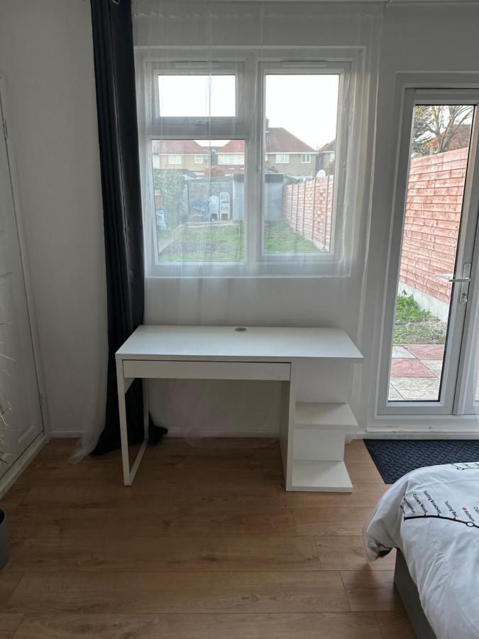 Pensión Self-contained En-suite Very Close To Wembley Stadium Londres
