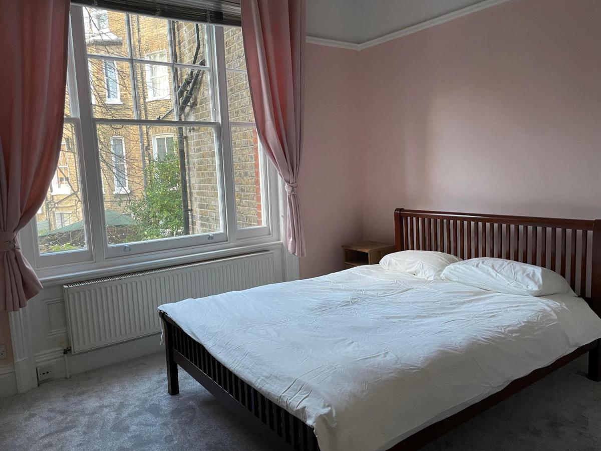 1 Bedroom In The Heart Of West Apartment London
