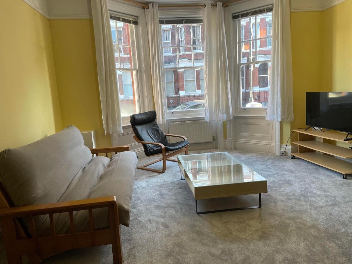 1 Bedroom In The Heart Of West Apartment