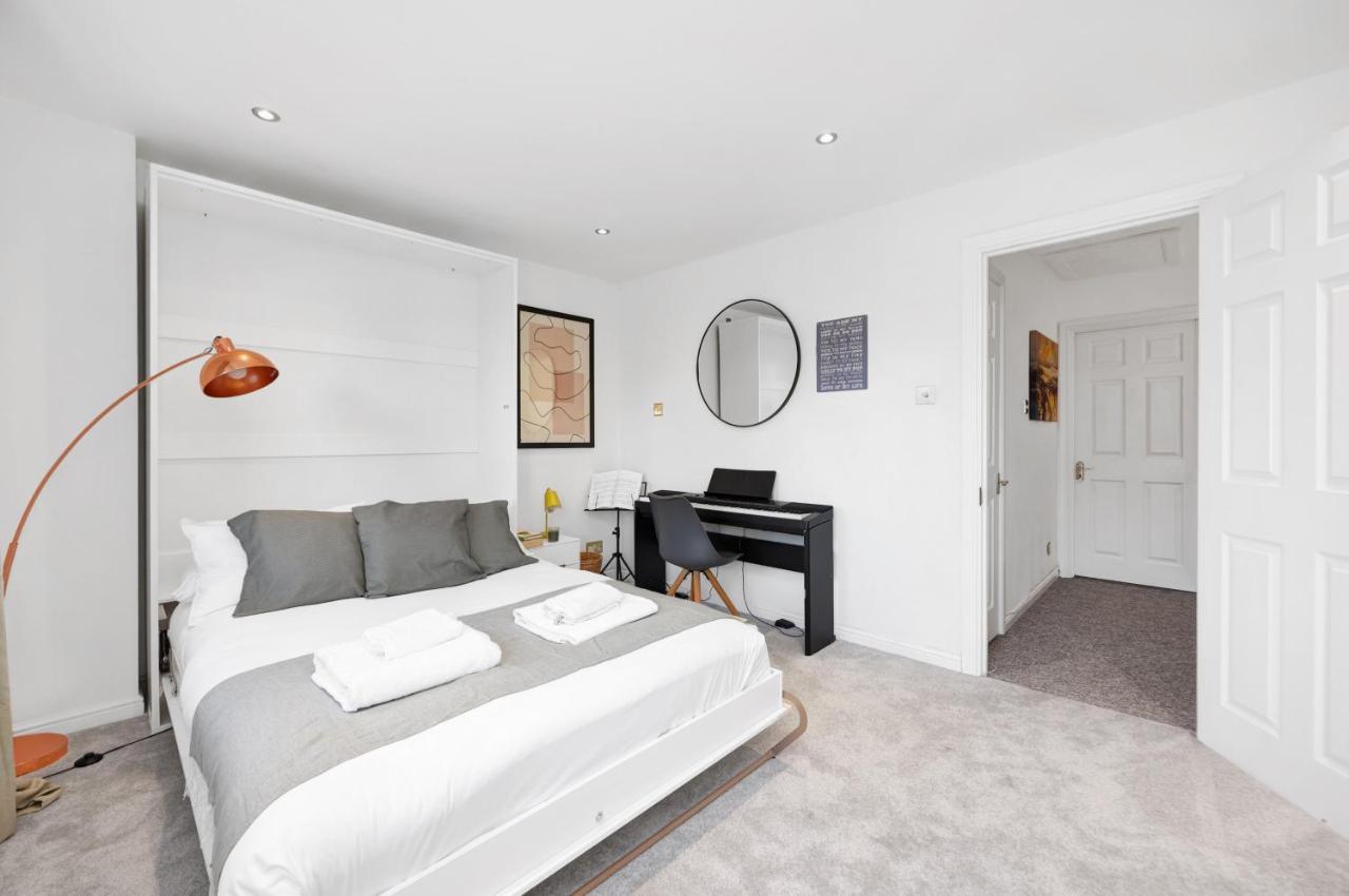Lovely 3 Bedroom House Short Term & Flexible Renting Limehouse With Private Parking And Garden! Apartamento Londres