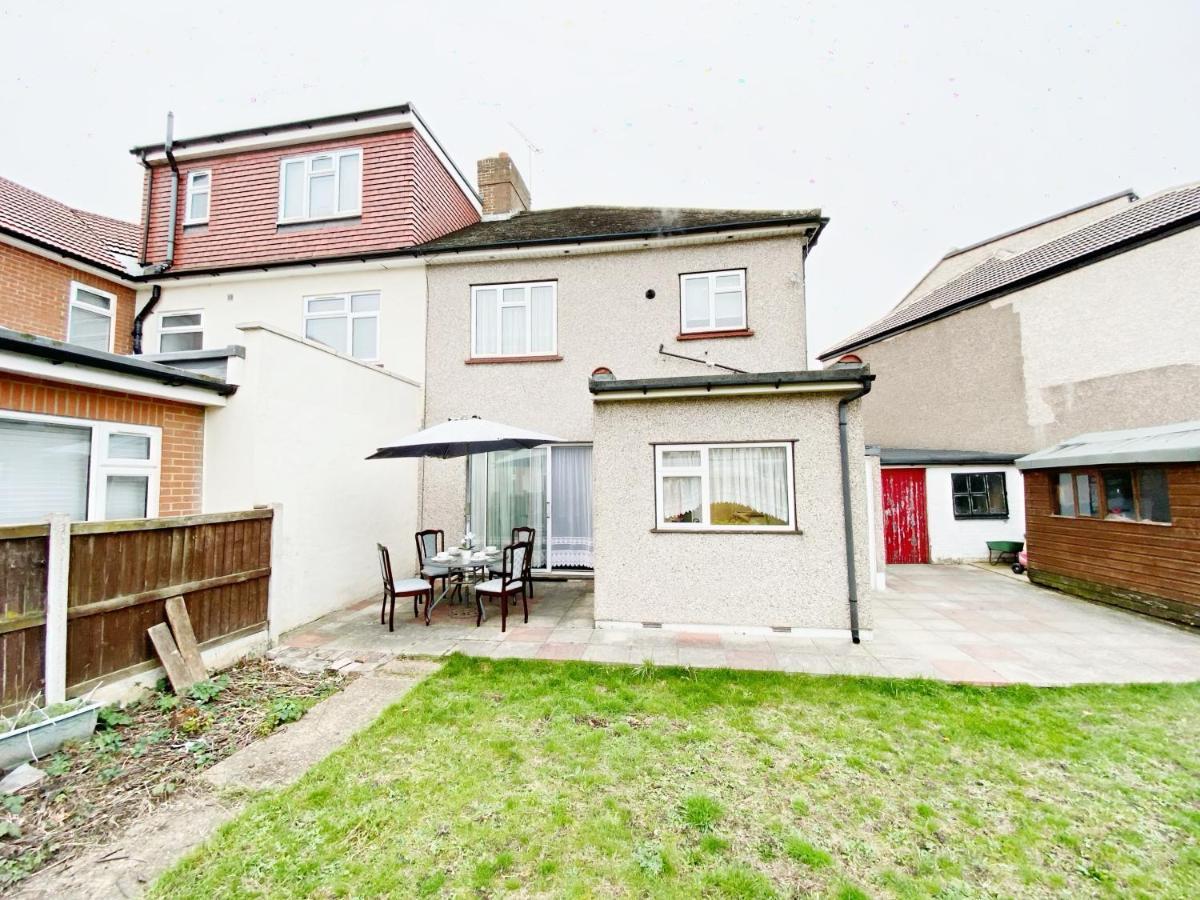 Сasa de vacaciones Barking House Sleeps 11 - Parking - Train Tube - Airport *
