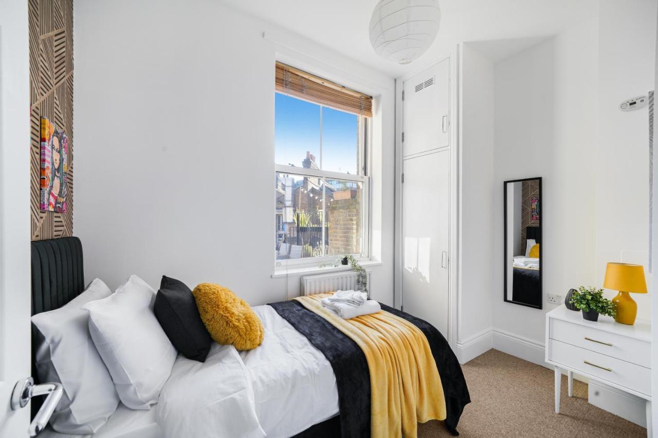 Central Hackney Abode - Balcony Apartment *