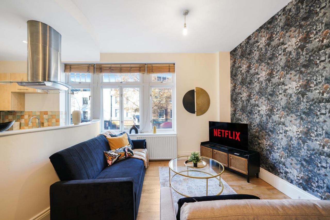 Central Hackney Abode - Balcony