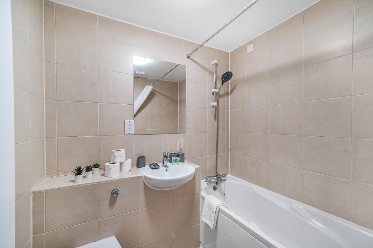 Central Hackney Abode - Balcony Apartment