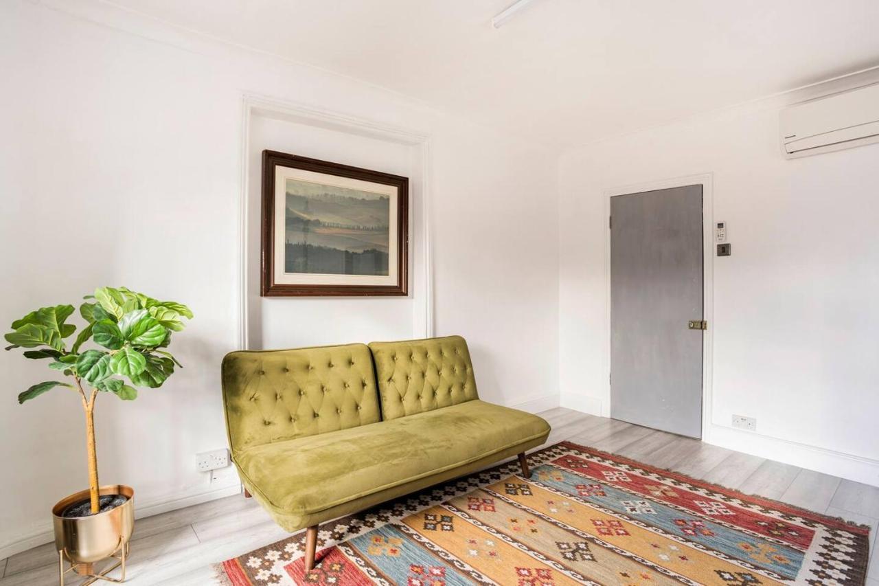 Victorian Style W/ Four-poster Bed In Camden Town