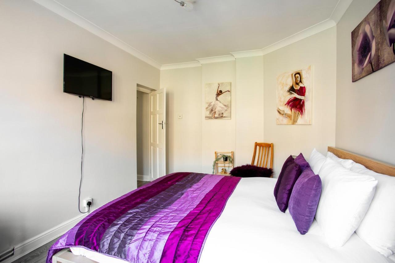 West Kensington Balcony Flat Beside Queens Club *
