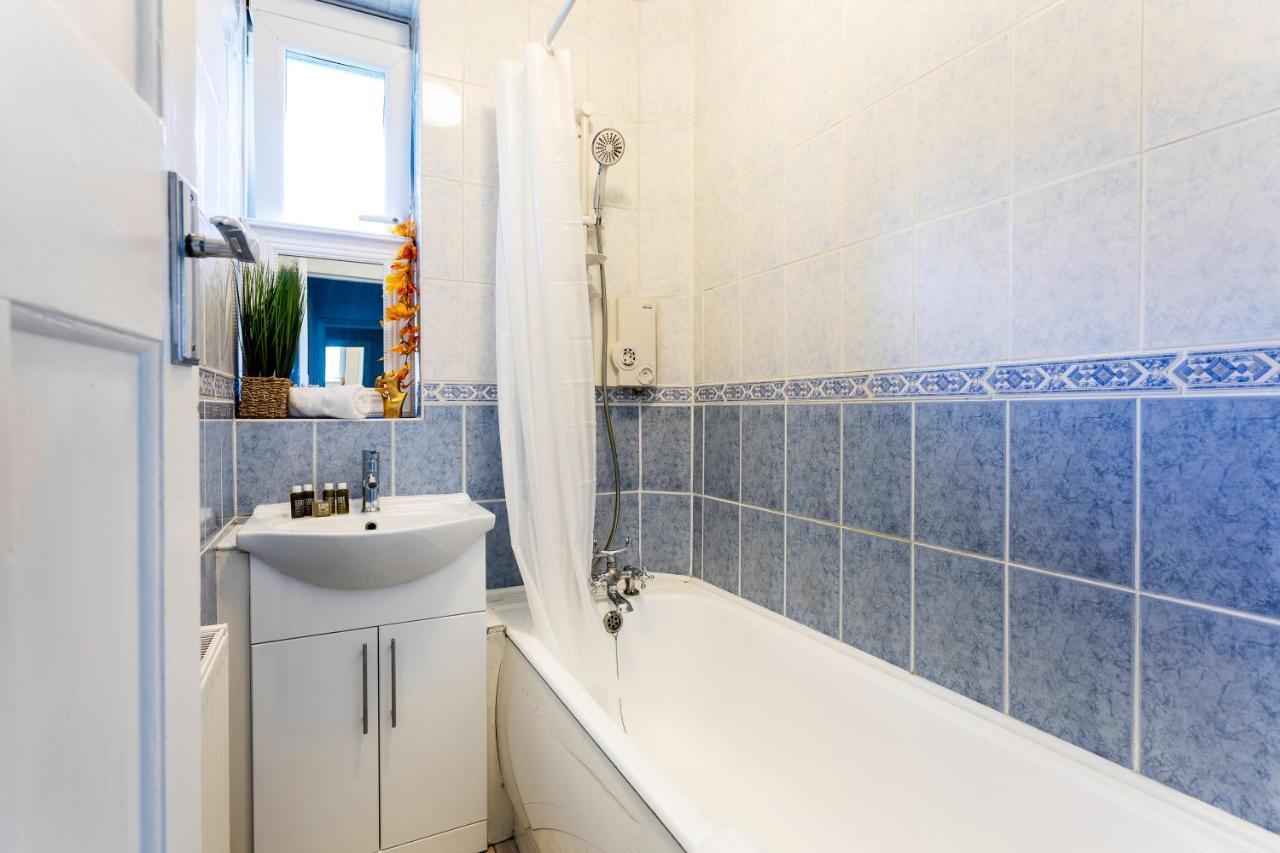 West Kensington Balcony Flat Beside Queens Club *