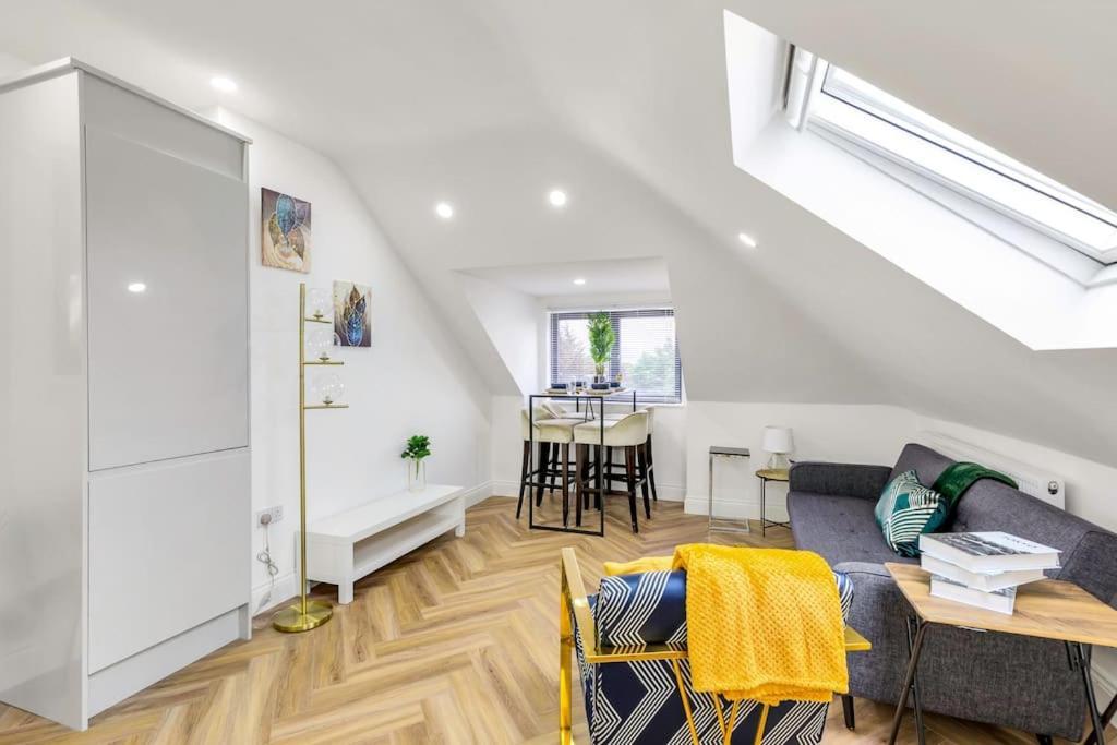 Modern 5 Occupancy Flat Free Parking & Views