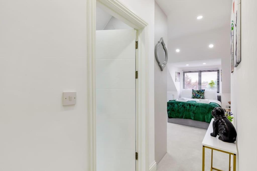 Modern 5 Occupancy Flat Free Parking & Views *