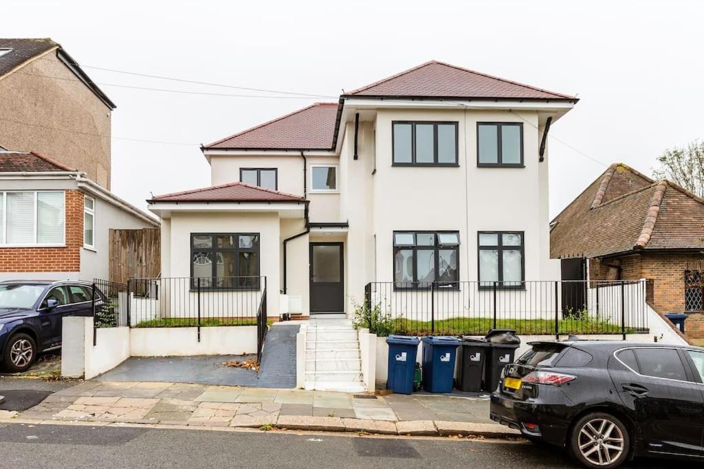 Modern 5 Occupancy Flat Free Parking & Views