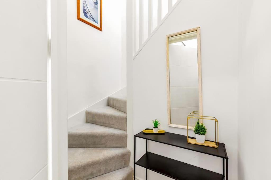 Apartamento Modern 5 Occupancy Flat Free Parking & Views Londres