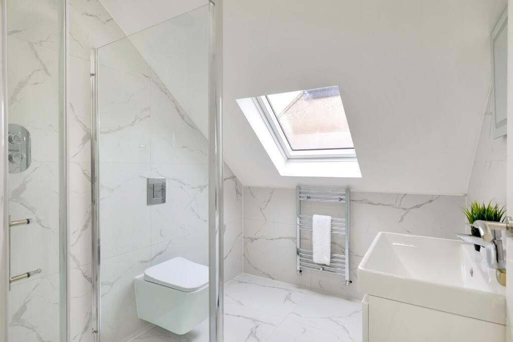 Modern 5 Occupancy Flat Free Parking & Views * Londres