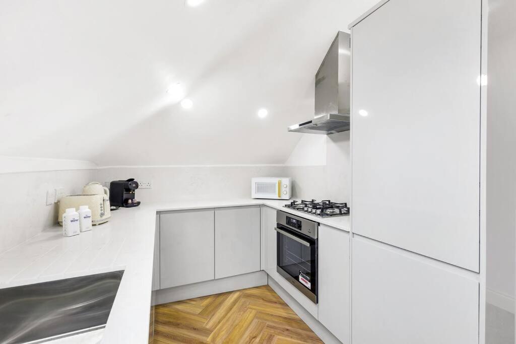 Modern 5 Occupancy Flat Free Parking & Views Londres
