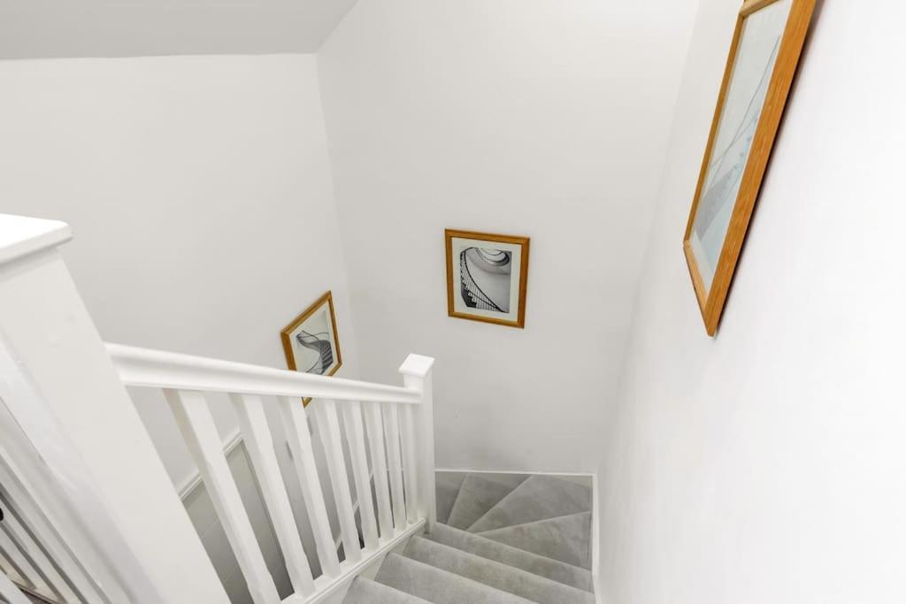 Modern 5 Occupancy Flat Free Parking & Views Londres