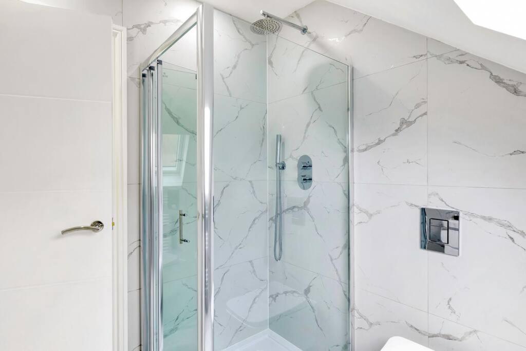 Modern 5 Occupancy Flat Free Parking & Views