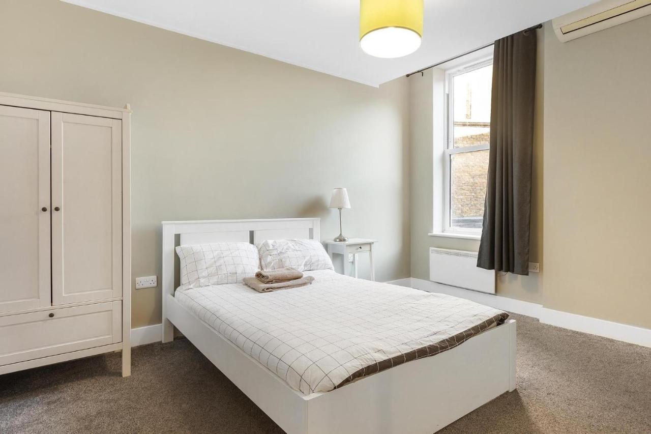 221 Clapham Road * Londen