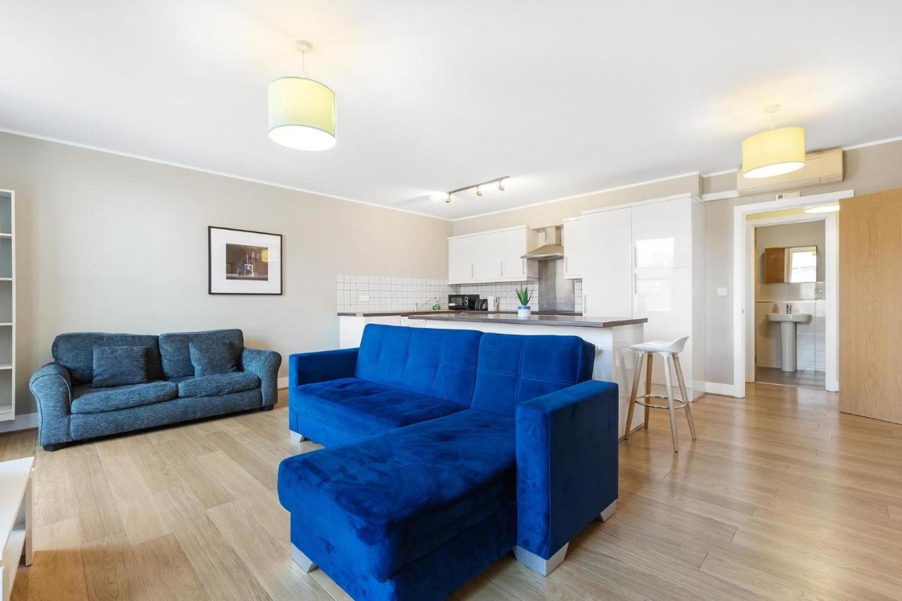 221 Clapham Road * Londen