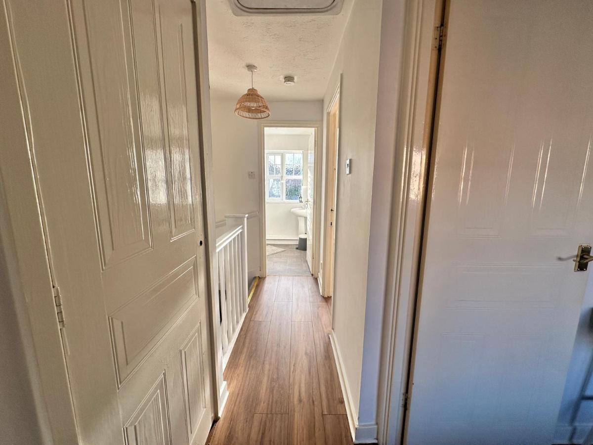3 Bedroom House 2 Stops From Bridge Сasa de vacaciones *