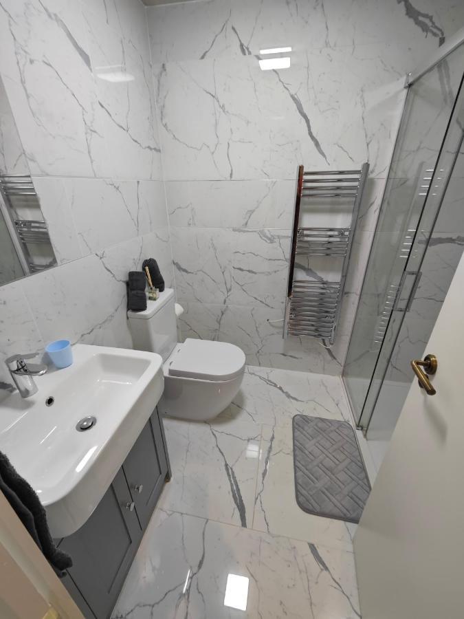 2 Bedroom Flat In Wood Piccadilly Line Apartamento