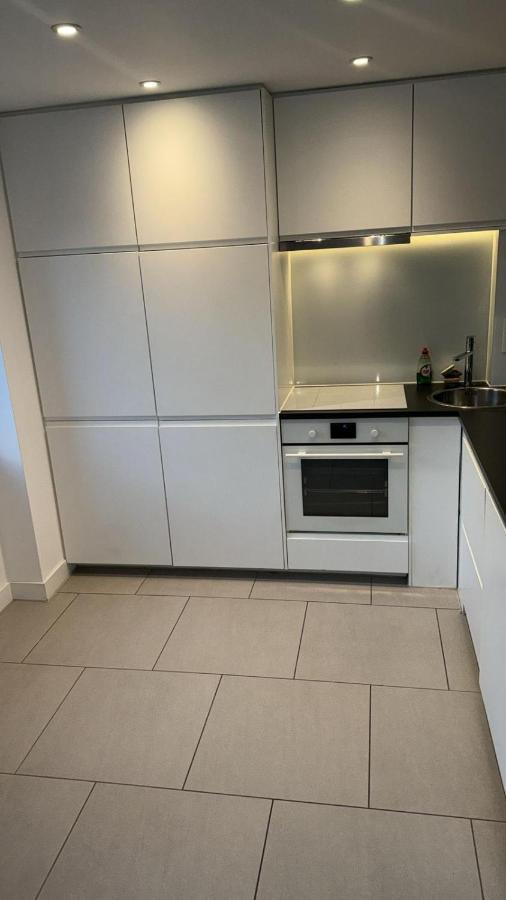 Two Bed In Clapham Apartment *