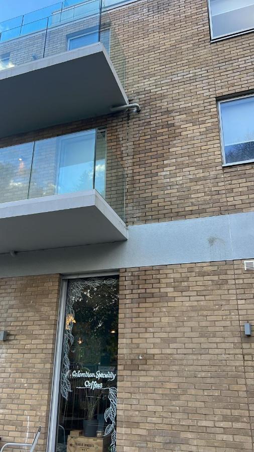 Two Bed In Clapham Apartment