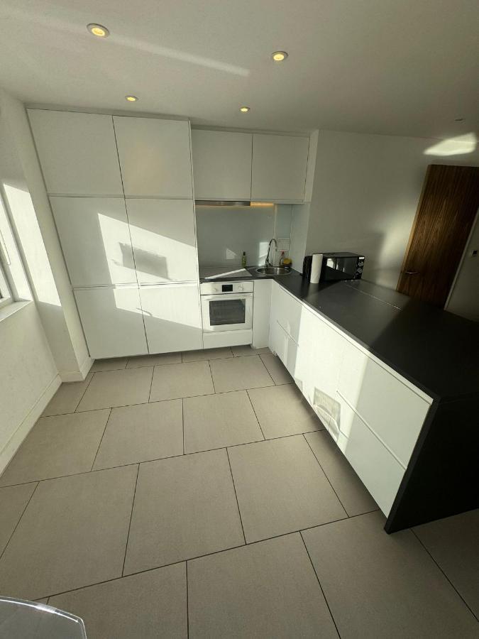 Two Bed In Clapham Apartment *