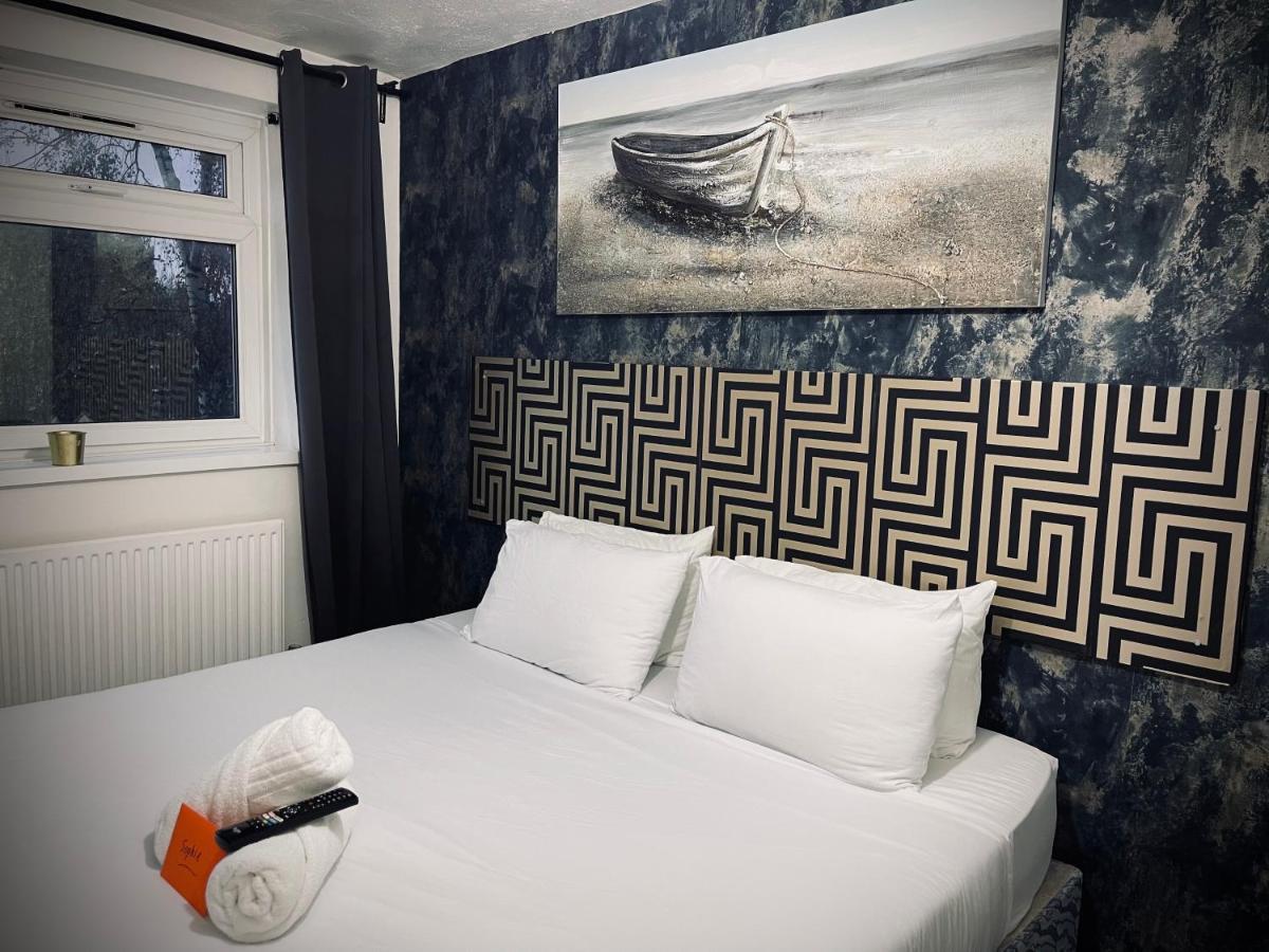R2 Superking Sized Bed & 65