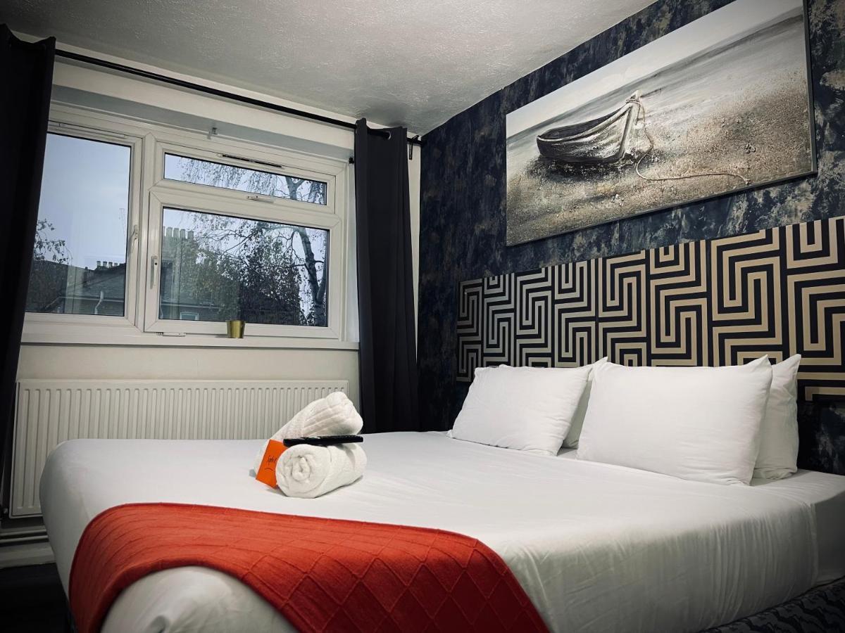 R2 Superking Sized Bed & 65