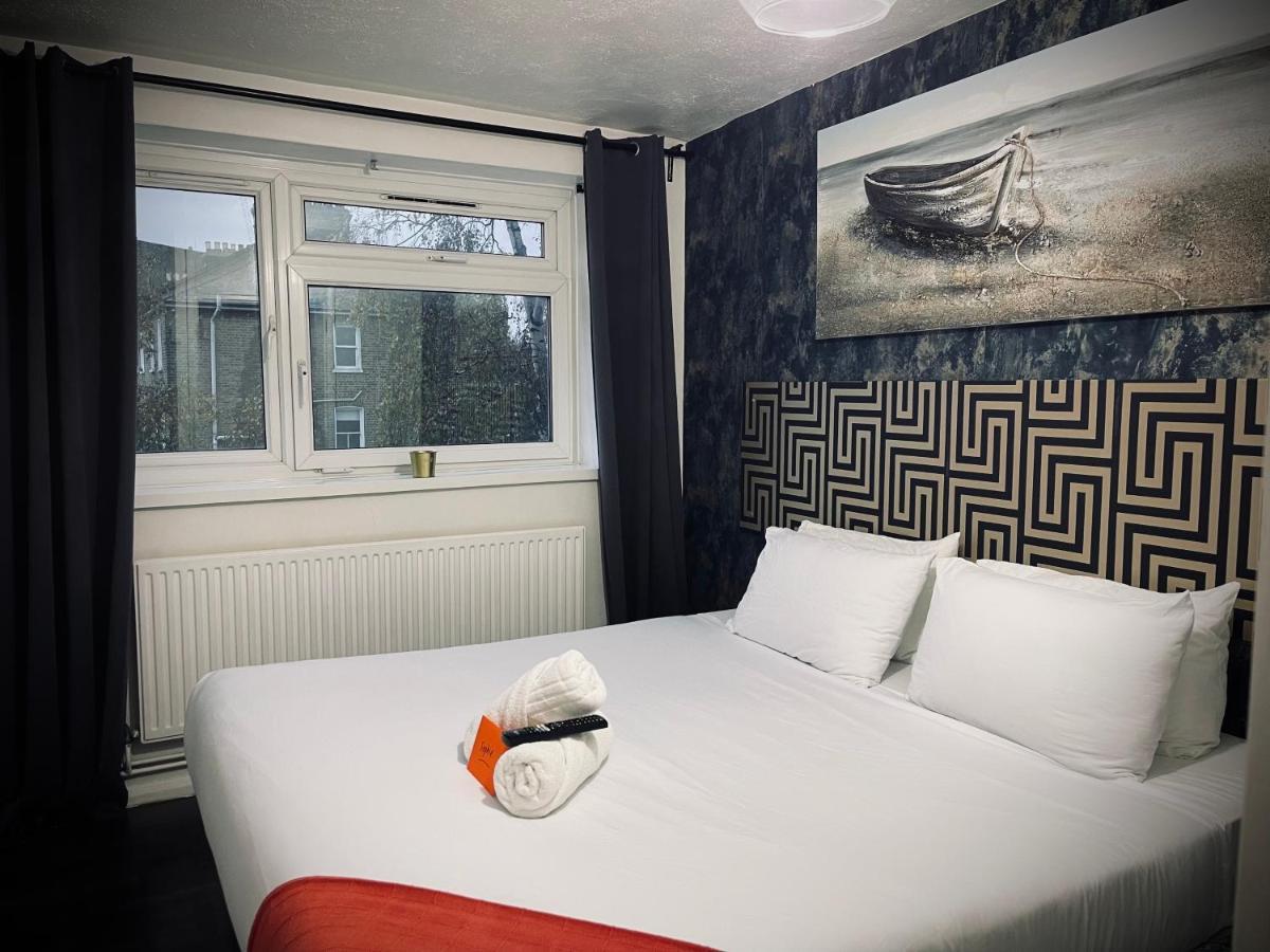 R2 Superking Sized Bed & 65