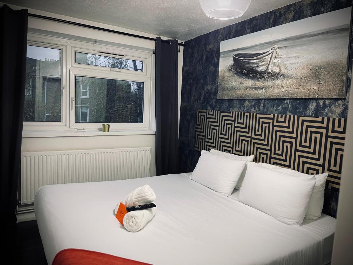 Homestay R2 Superking Sized Bed & 65
