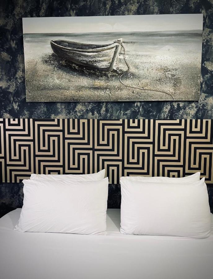 Homestay R2 Superking Sized Bed & 65