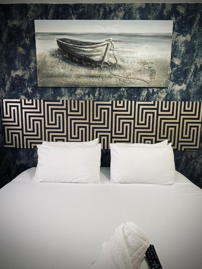 Homestay R2 Superking Sized Bed & 65