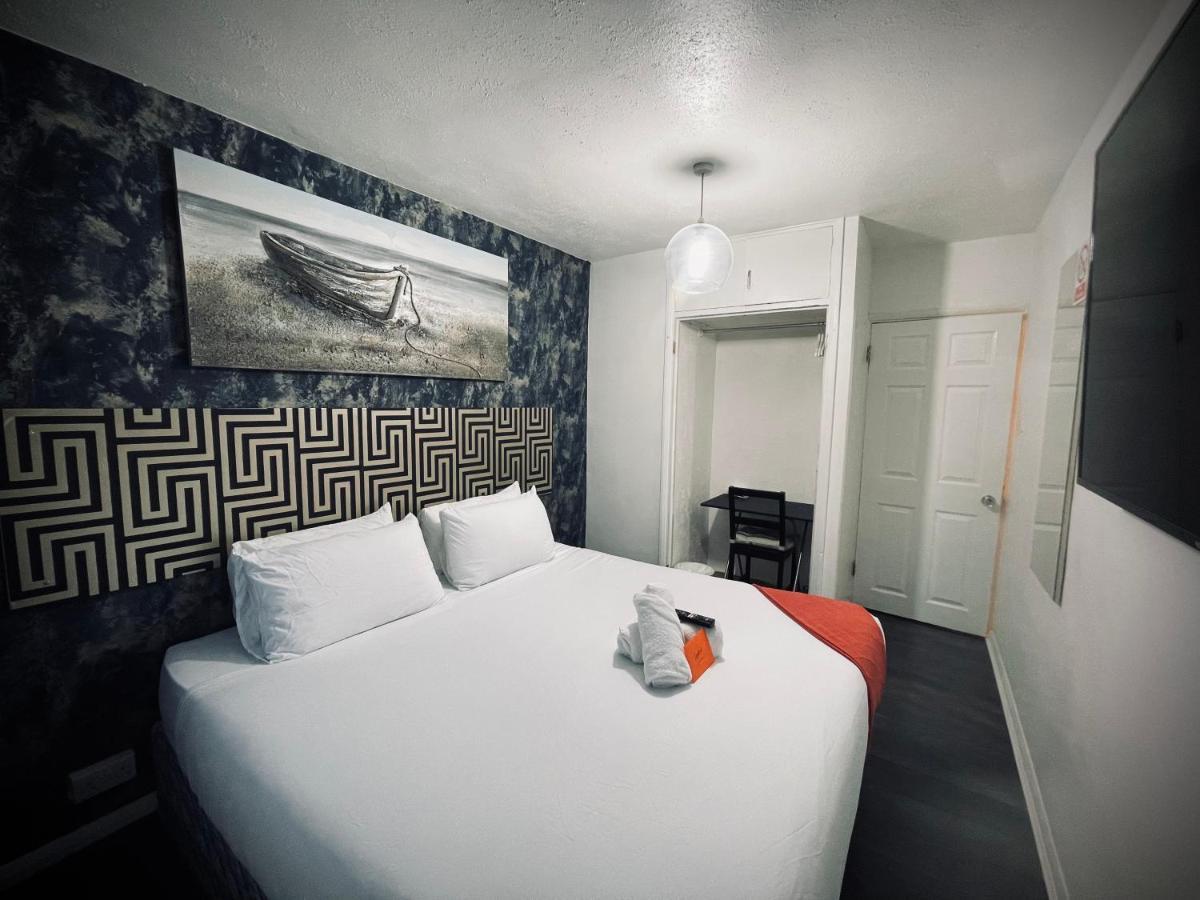 R2 Superking Sized Bed & 65