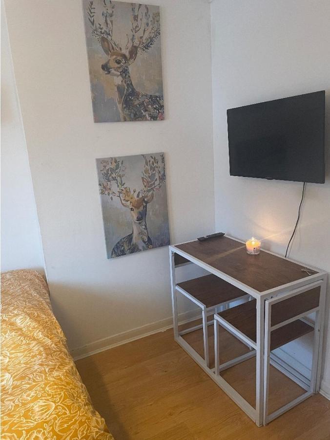 Modern And Spacious Double Bedroom Séjour chez l'habitant Londres