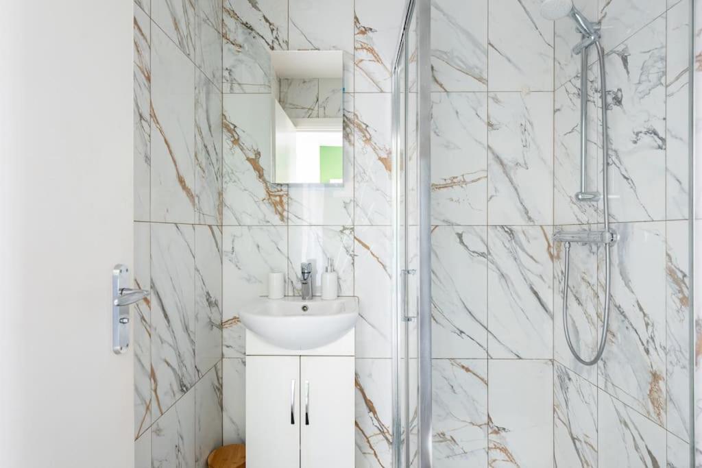 Parkside North - Victoria Line Apartment London