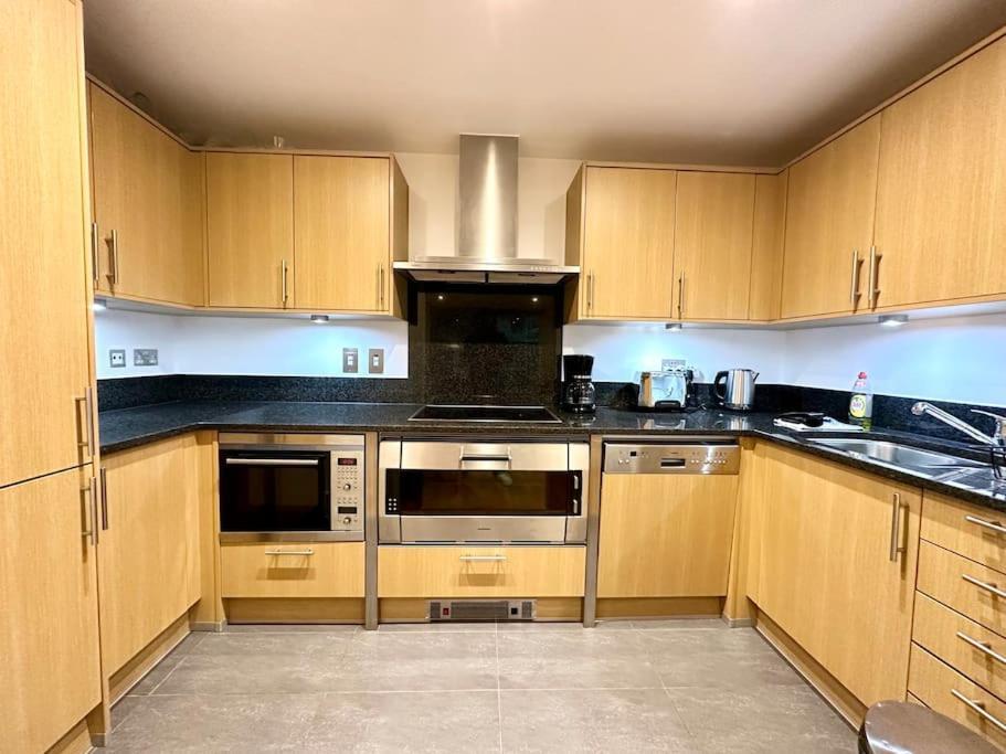 Stunning 2 Bed Thames River View - *