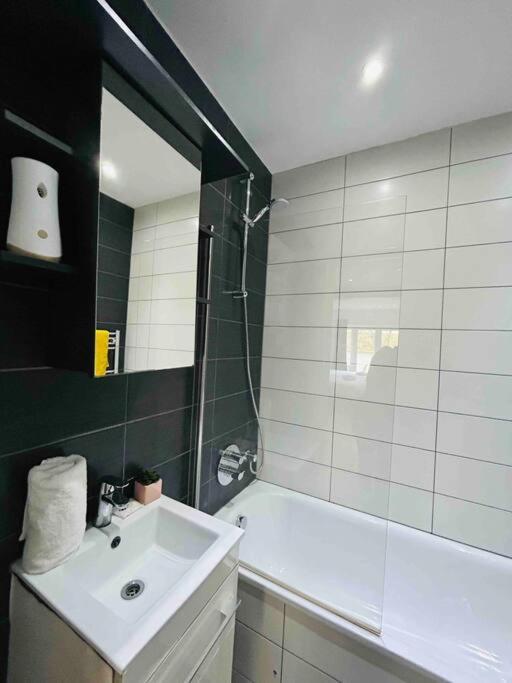 Modern Near Bethnal Apartment *