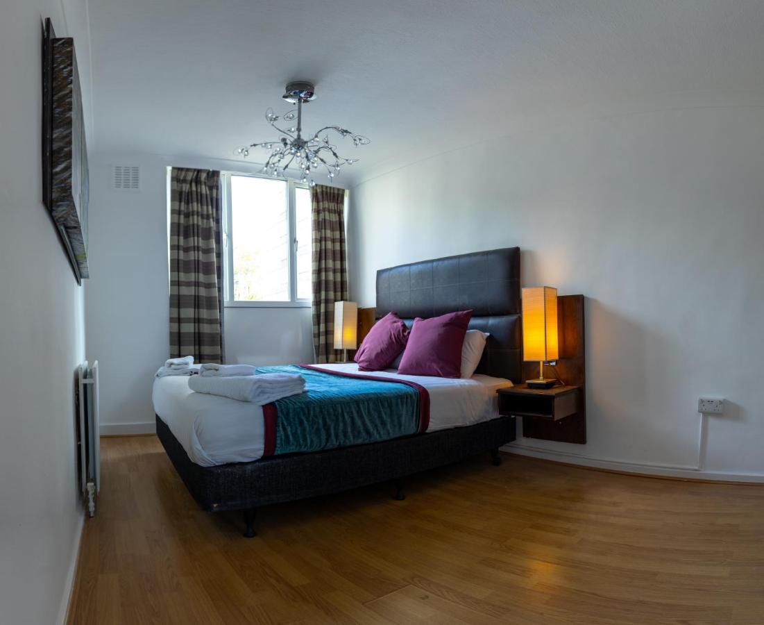 London - 4 Bed - Sleeps 8 - Garden - Pet Friendly Casa de Férias *