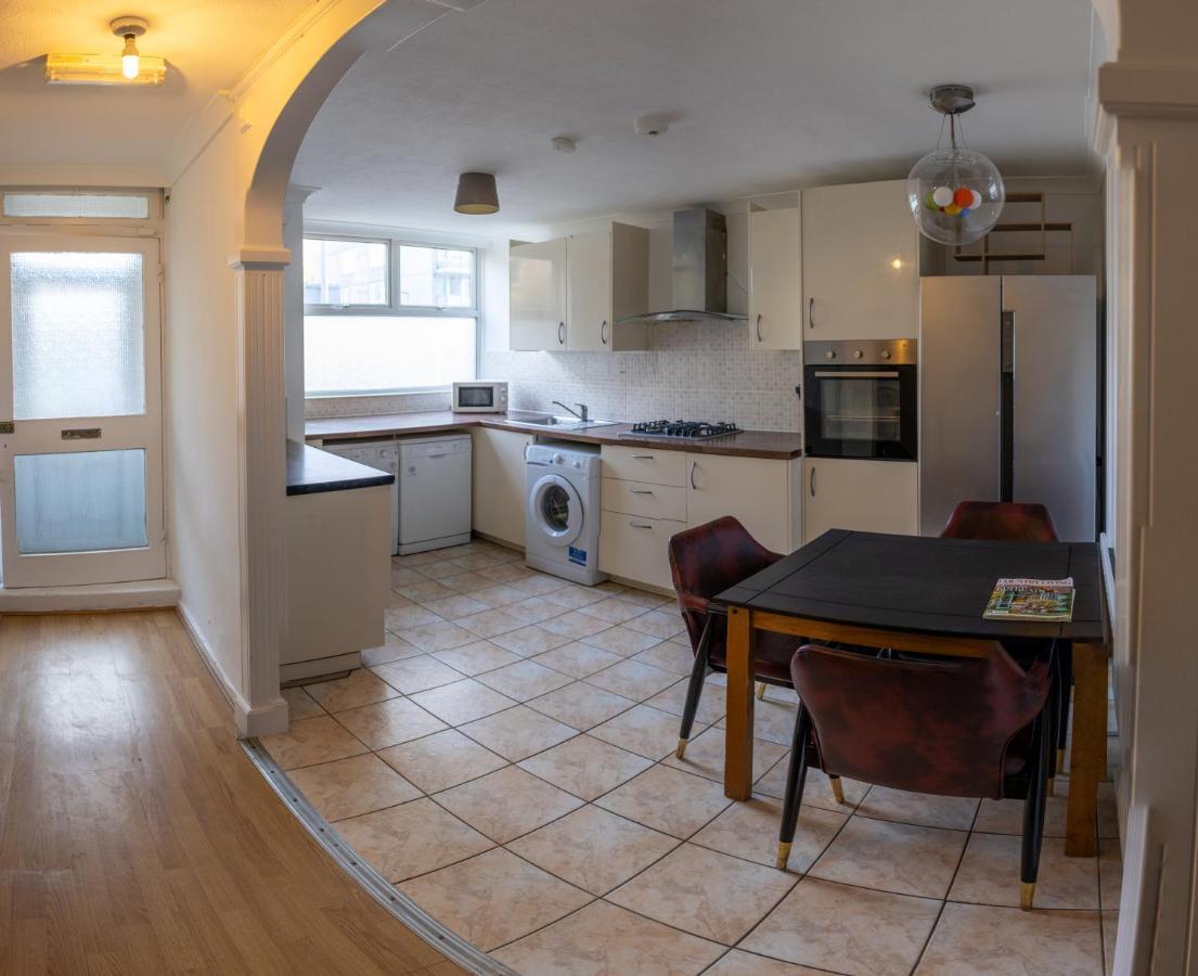 London - 4 Bed - Sleeps 8 - Garden - Pet Friendly *
