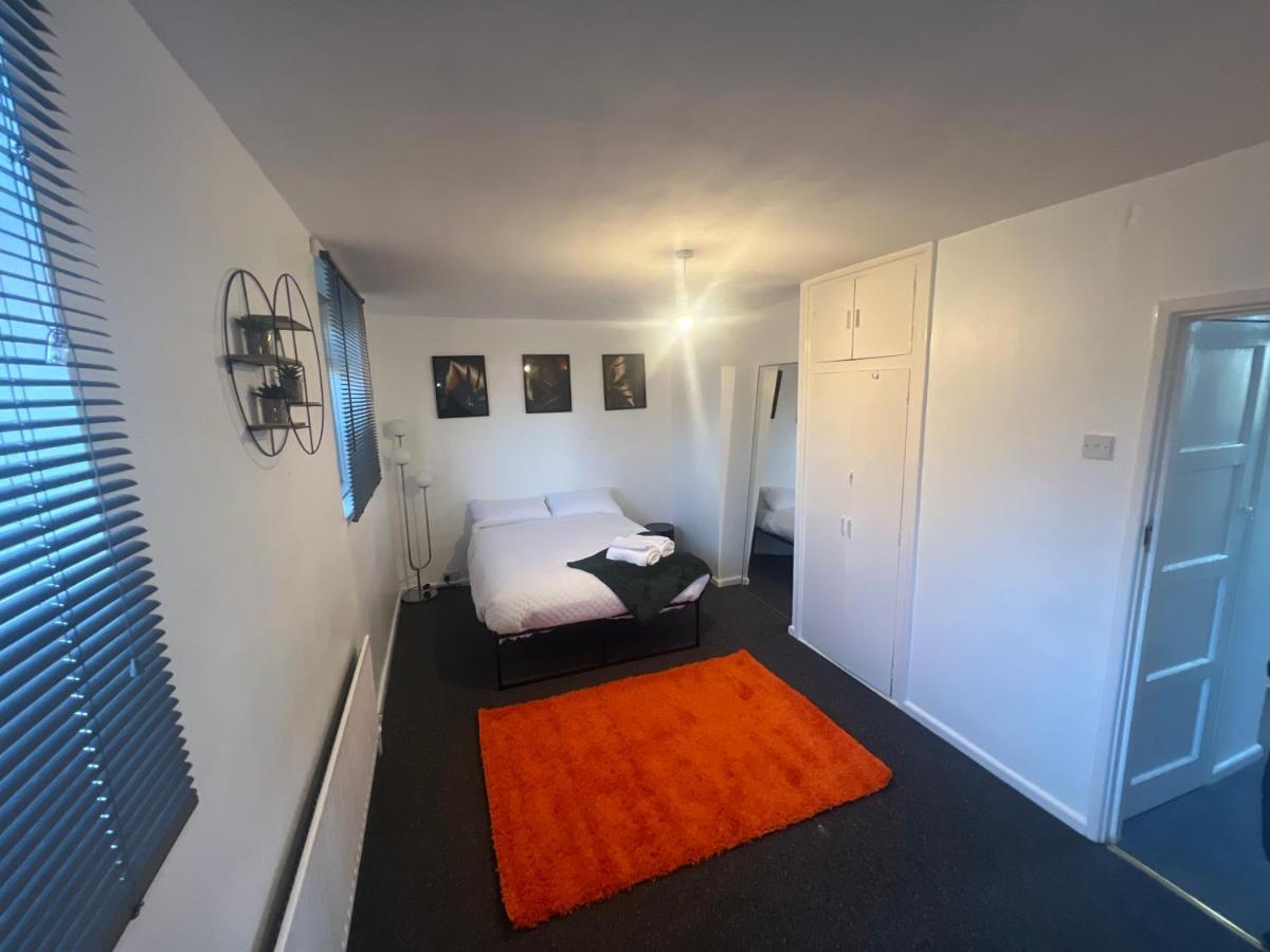A Two Bedroom Cosy Hideaway Based In Greenwich