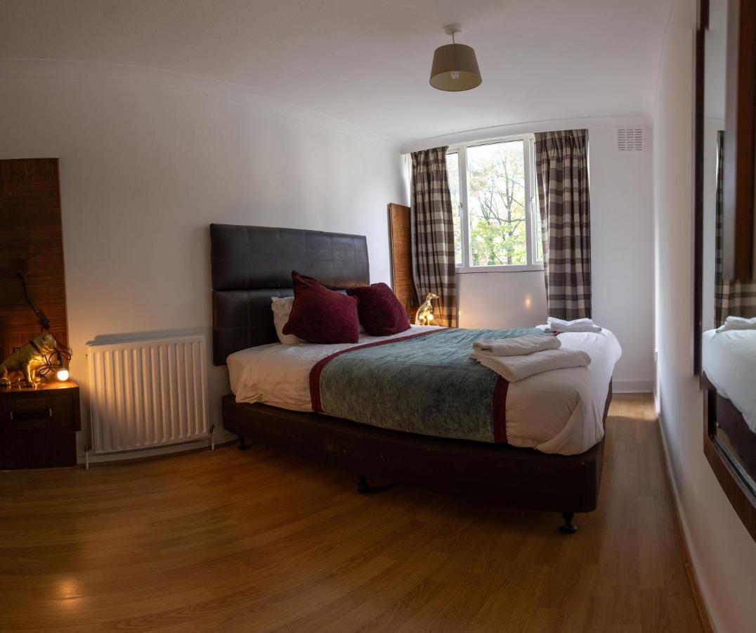 London - 4 Bed - Sleeps 8 - Garden - Pet Friendly